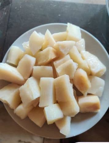Manioc épluché et découpé
