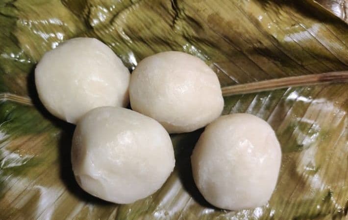 Manioc préparé, façonné en boules et en bâtons avant emballage